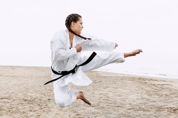 Volledige shot fit meisje karate training