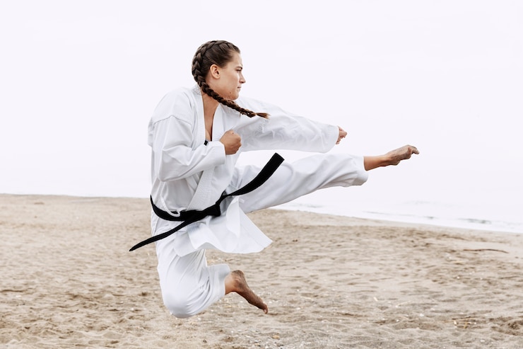 Gratis Foto volledige shot fit meisje karate training