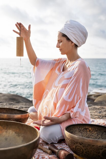 Volledige shot meditatiegids met gereedschap buitenshuis