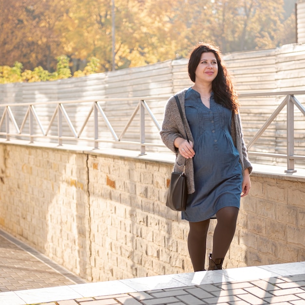 Volledige shot vrouw lopen de trap op