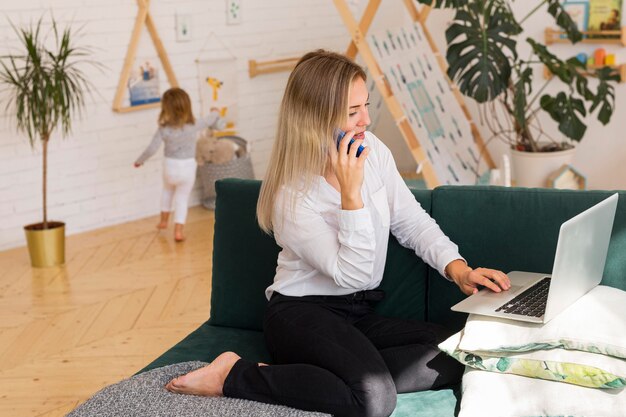 Volledige shot vrouw praten over de telefoon