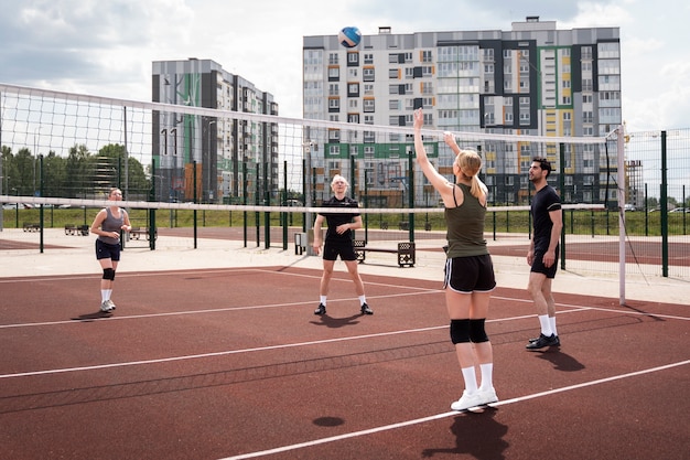 Volleybalspelers hebben een wedstrijd