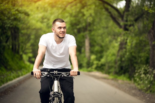 Volwassen asfalt fiets achtergrond fiets