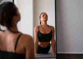 Gratis foto volwassen atletische vrouw die traint en traint