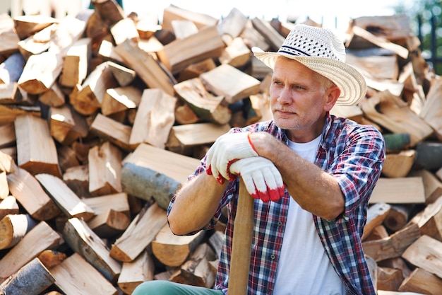 Volwassen houthakker rusten na het splitsen van hout