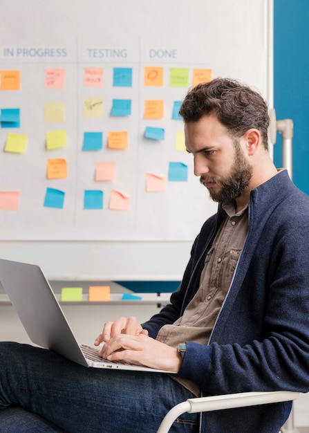 Gratis foto volwassen man aan het werk op laptop