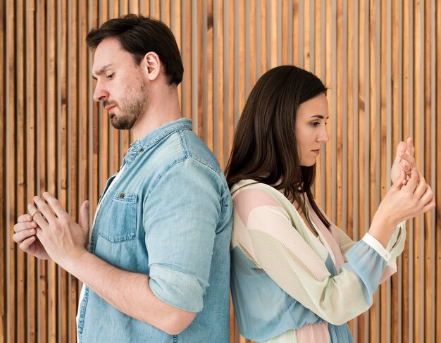 Volwassen man en vrouw die trouwringen opstijgen