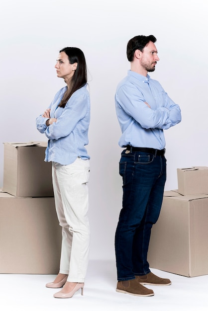 Volwassen man en vrouw die van elkaar scheiden