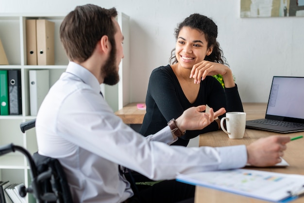 Volwassen man en vrouw samen te werken