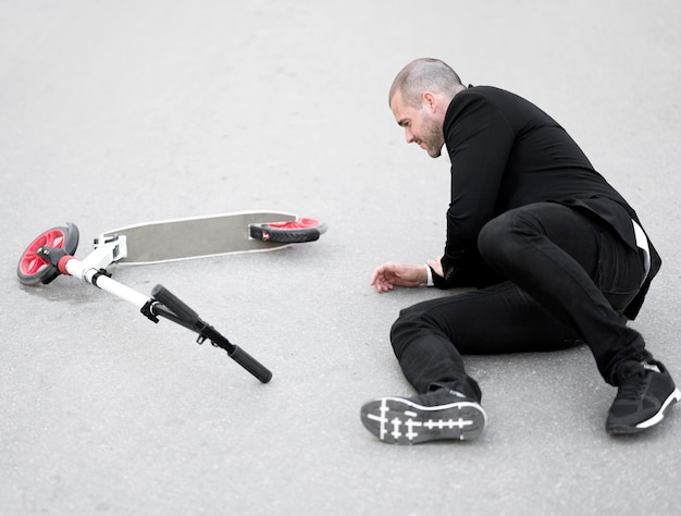 Volwassen man gewond na het rijden scooter