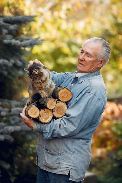 Volwassen man met brandhout en een kat