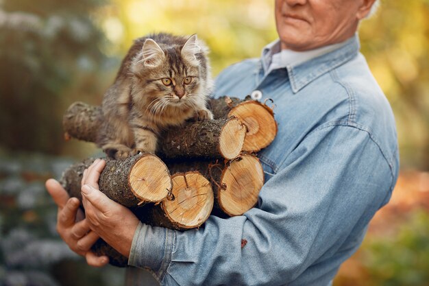 Volwassen man met brandhout en een kat