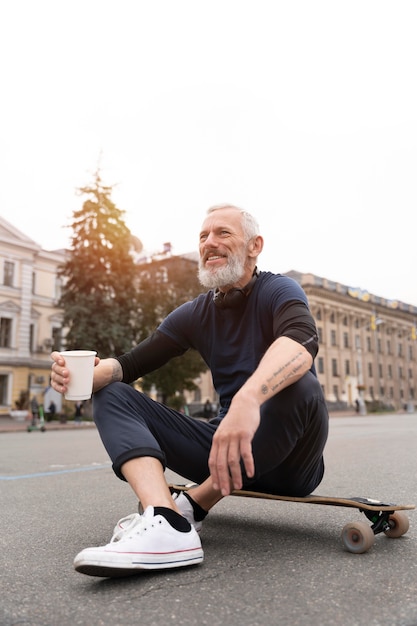 Volwassen man met duurzaam mobiliteitskateboard