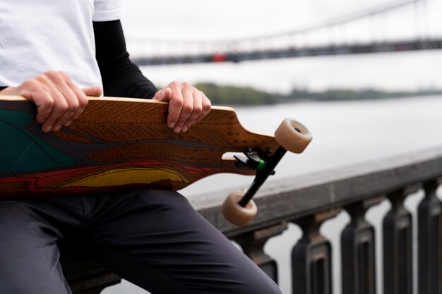 Volwassen man met duurzaam mobiliteitskateboard