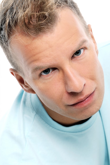 Volwassen man met een shirt poseren in studio