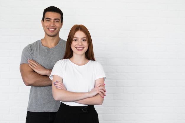 Volwassen mannelijke en positieve vrouw die samen stellen