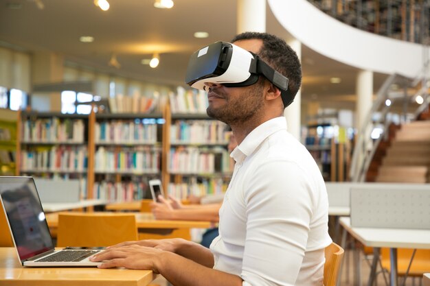 Volwassen mannelijke student met VR-hoofdtelefoon