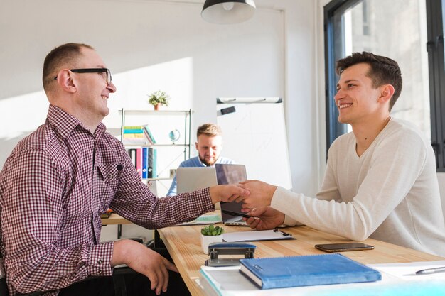 Volwassen mannen samen te werken op kantoor