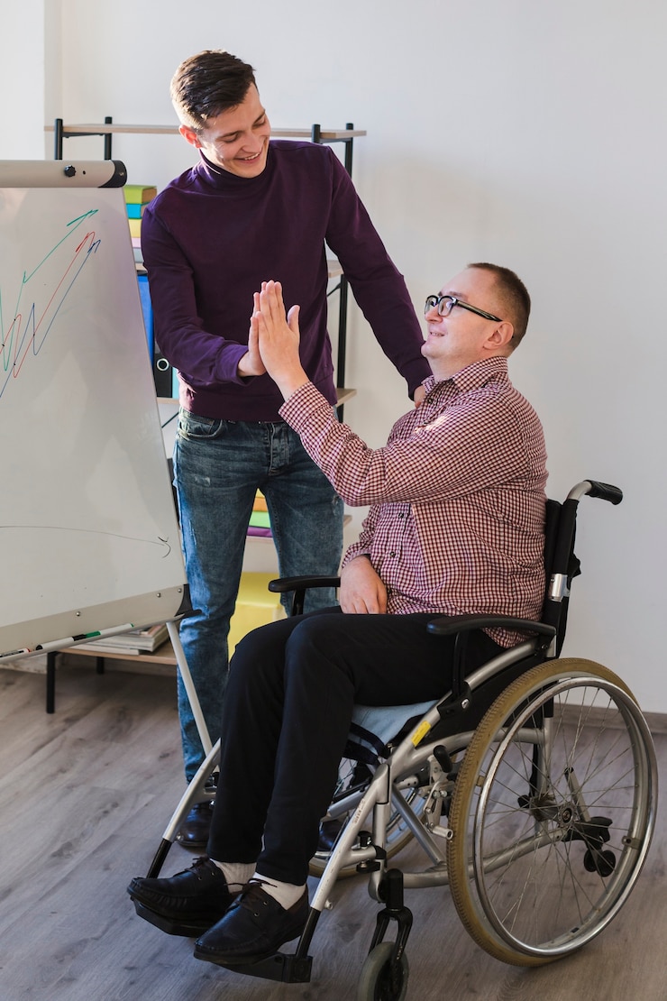 Gratis Foto volwassen mannen werken samen aan een project