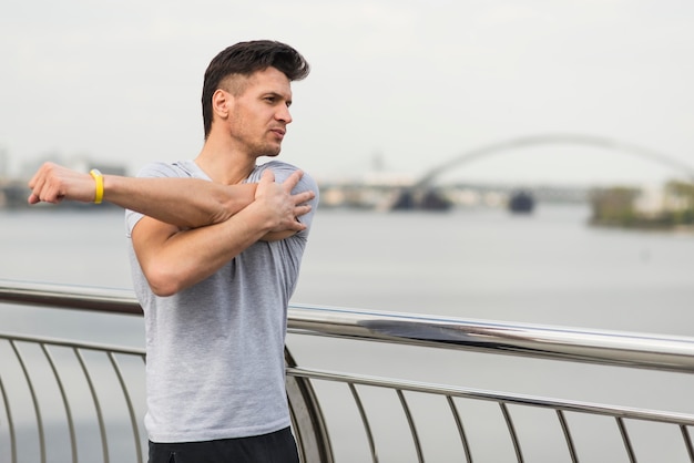 Gratis foto volwassen mannetje dat opwarmt alvorens te lopen