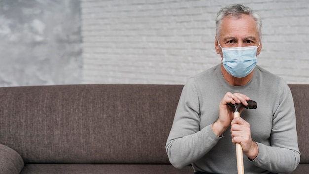 Volwassen mannetje met gezichtsmasker met krukken