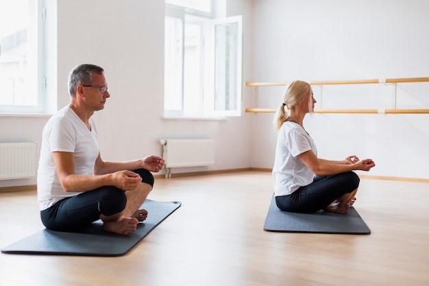 Volwassen paar beoefenen van yoga