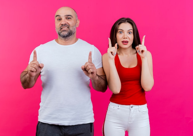 Volwassen paar zelfverzekerde man en onder de indruk vrouw op zoek