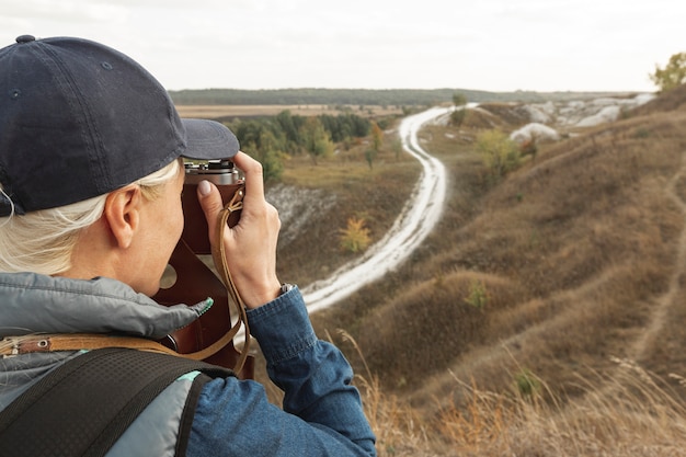 Volwassen reiziger fotograferen buiten