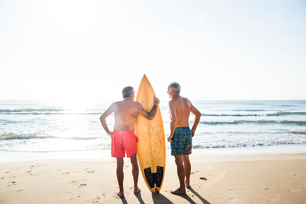 Volwassen surfers op het strand