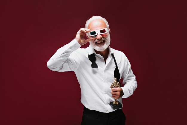 Volwassen vrolijke man in klassiek pak draagt 3D-bril