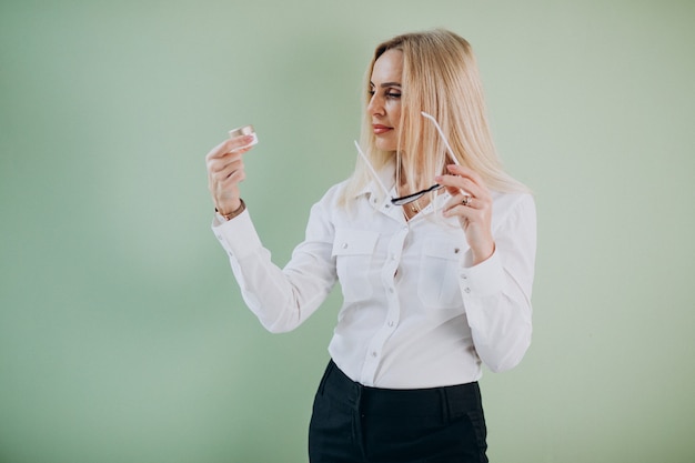 Volwassen vrouw die anti het verouderen room gebruikt