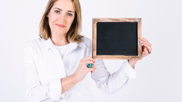 Gratis foto volwassen vrouw die bord aantoont