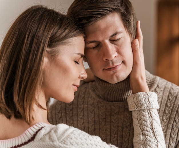 Volwassen vrouw die haar echtgenoot koestert