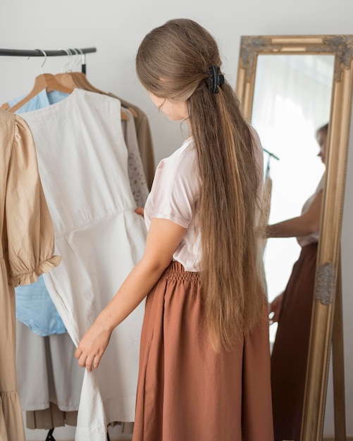 Volwassen vrouw die nieuwe kleren uitprobeert