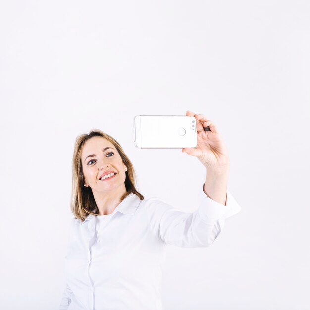 Volwassen vrouw die selfie neemt