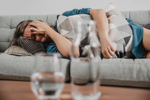 Volwassen vrouw die thuis benadrukt