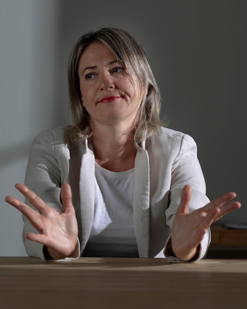 Volwassen vrouw die thuis benadrukt