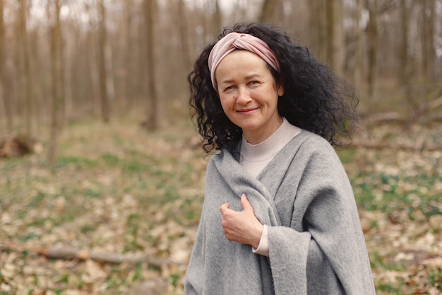 Volwassen vrouw in een voorjaar bos