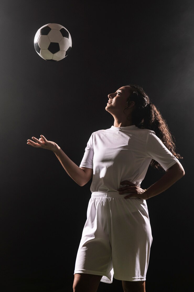 Gratis Foto volwassen vrouw in sportkleding met bal