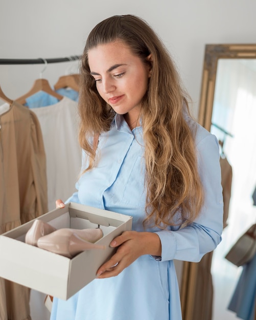 Volwassen vrouw met nieuwe hoge hakken