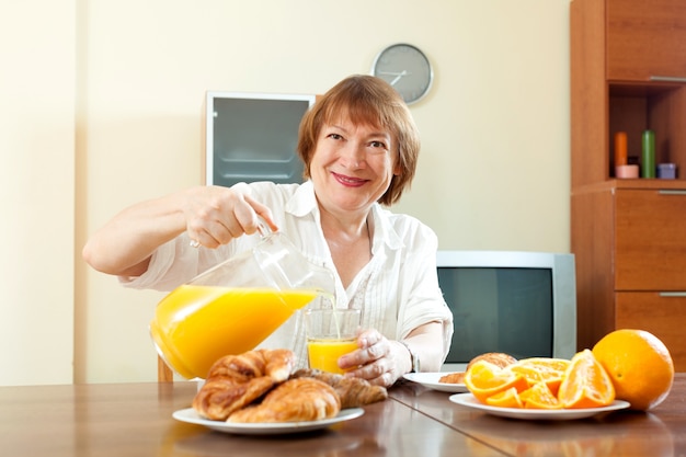 Volwassen vrouw met ontbijt