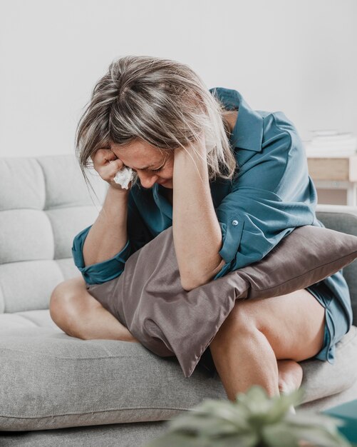 Volwassen vrouw met psychische problemen