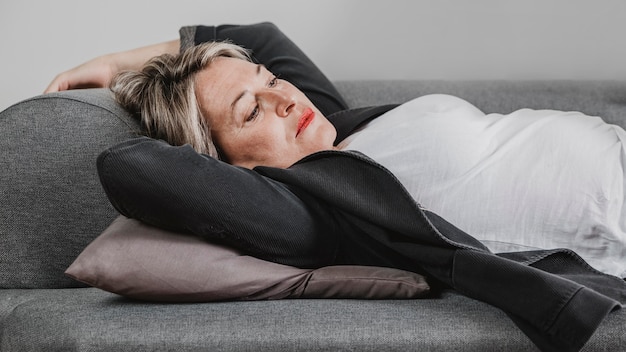 Volwassen vrouw met psychische problemen