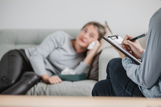 Gratis foto volwassen vrouw tijdens therapiesessie