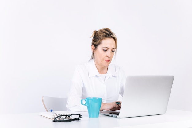 Volwassen vrouw typen op laptop