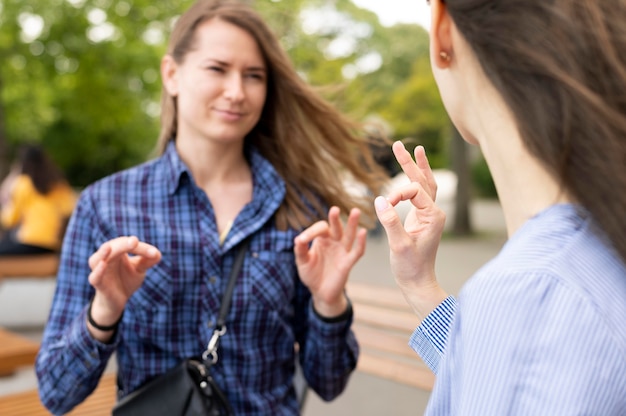 Volwassen vrouwen die door gebarentaal communiceren