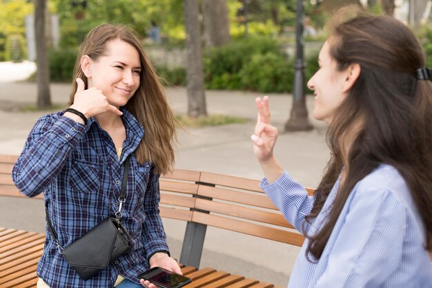 Volwassen vrouwen die door gebarentaal communiceren