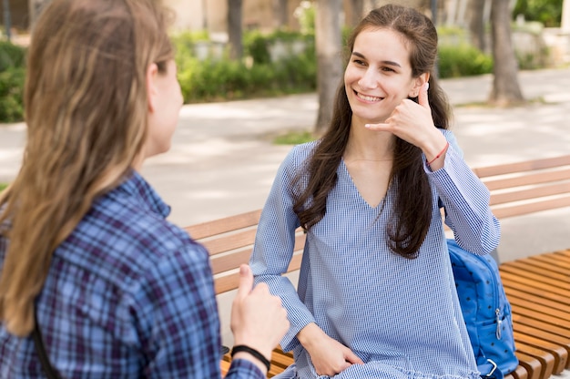 Gratis foto volwassen vrouwen die door gebarentaal communiceren