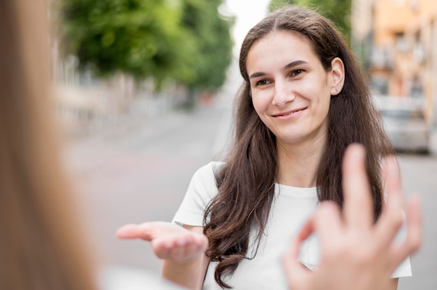 Volwassen vrouwen die door gebarentaal communiceren