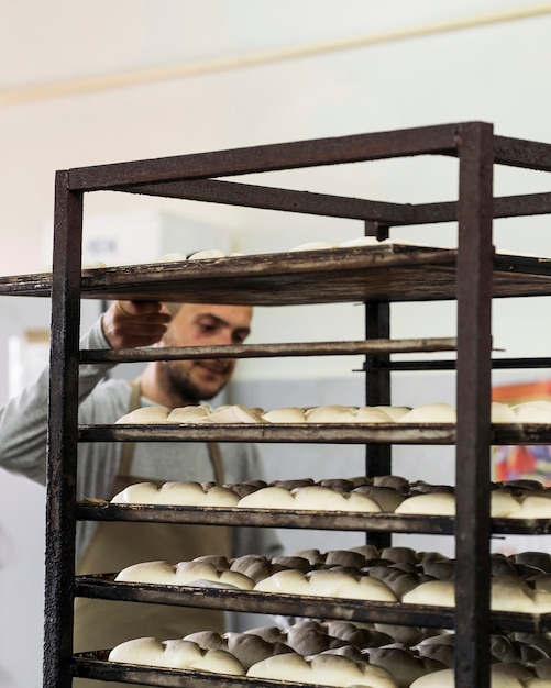 Volwassene bezig met heerlijk vers brood